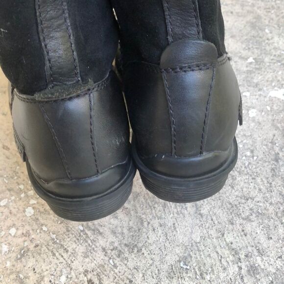 Uggs   - Picture 3 of 5